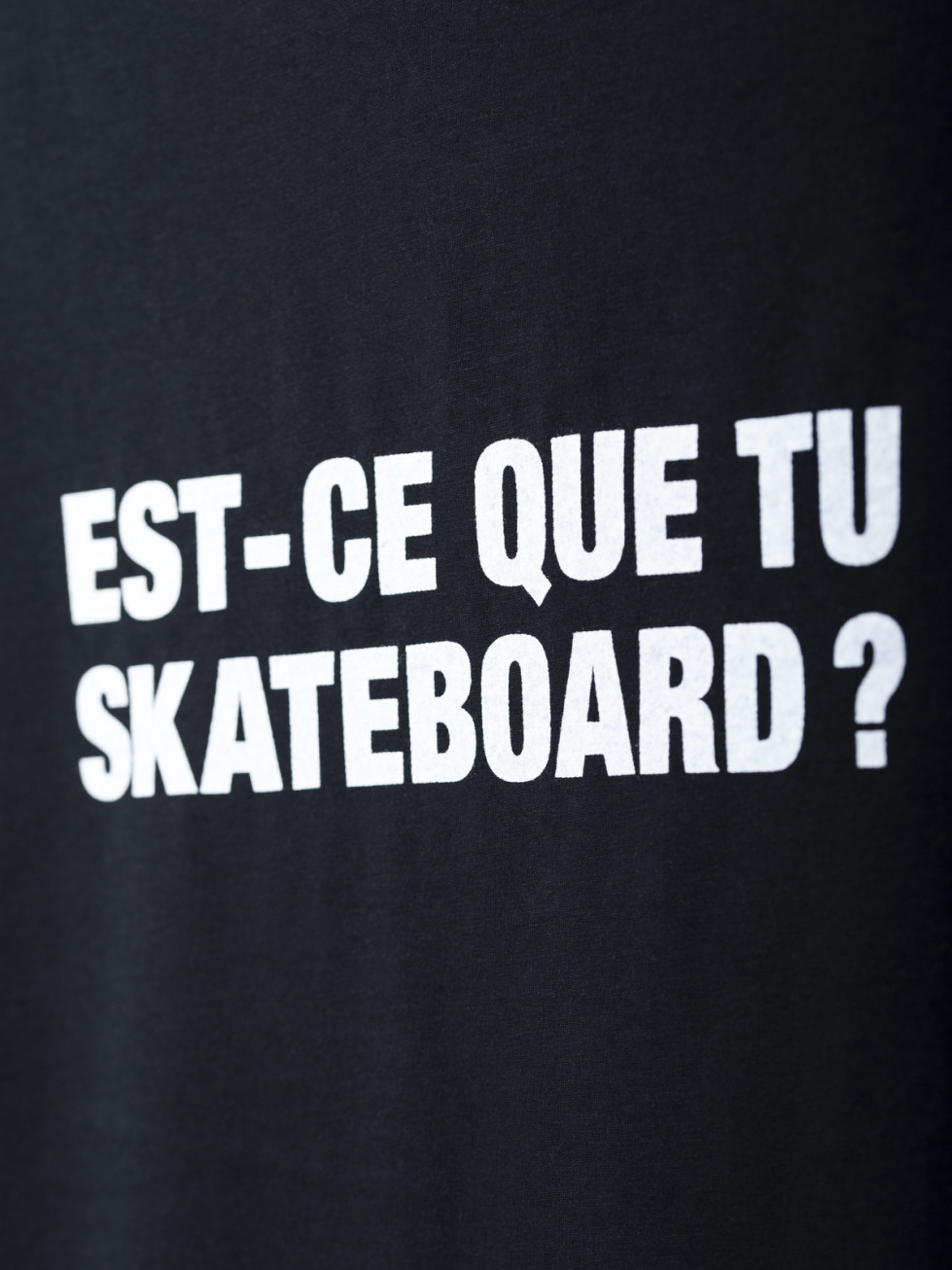 t-shirt - est - ce que tu skateboard ?